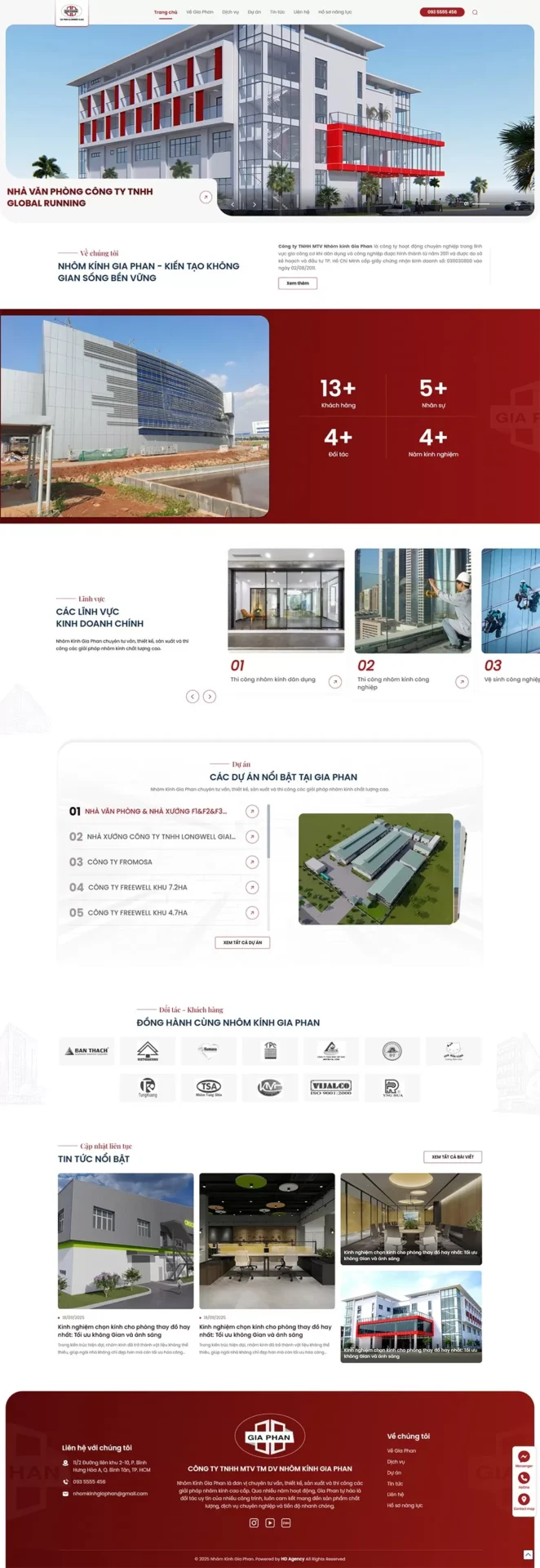 A close-up shot of a modern smartphone displaying a website that perfectly adapts its layout for mobile viewing (responsive design). Clear and sharp focus on the screen.