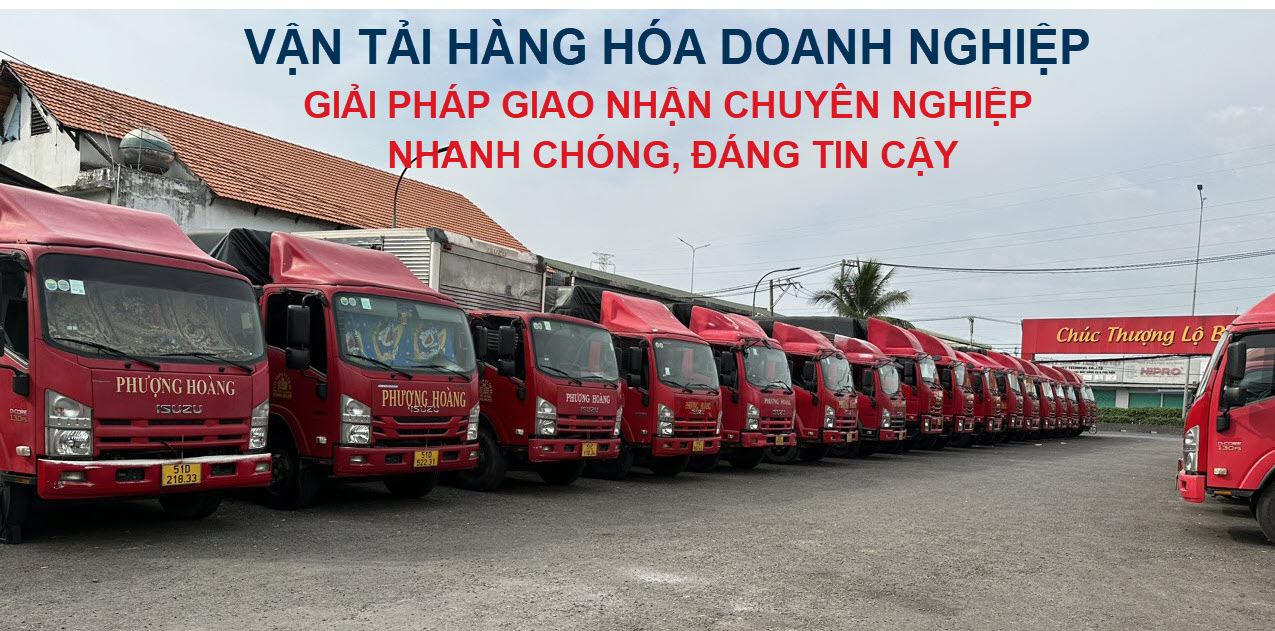 A team of two strong Kiến Vàng movers using a moving dolly to transport a large, heavy refrigerator down a ramp from a house to a branded moving truck. Clear sky, efficient movement.