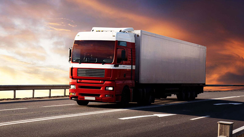 A vibrant infographic or diagram illustrating cost-saving tips for home moving, featuring icons for 'decluttering', 'DIY packing simple items', 'early planning'. Text is in Vietnamese. Clean, modern, easy-to-understand design.